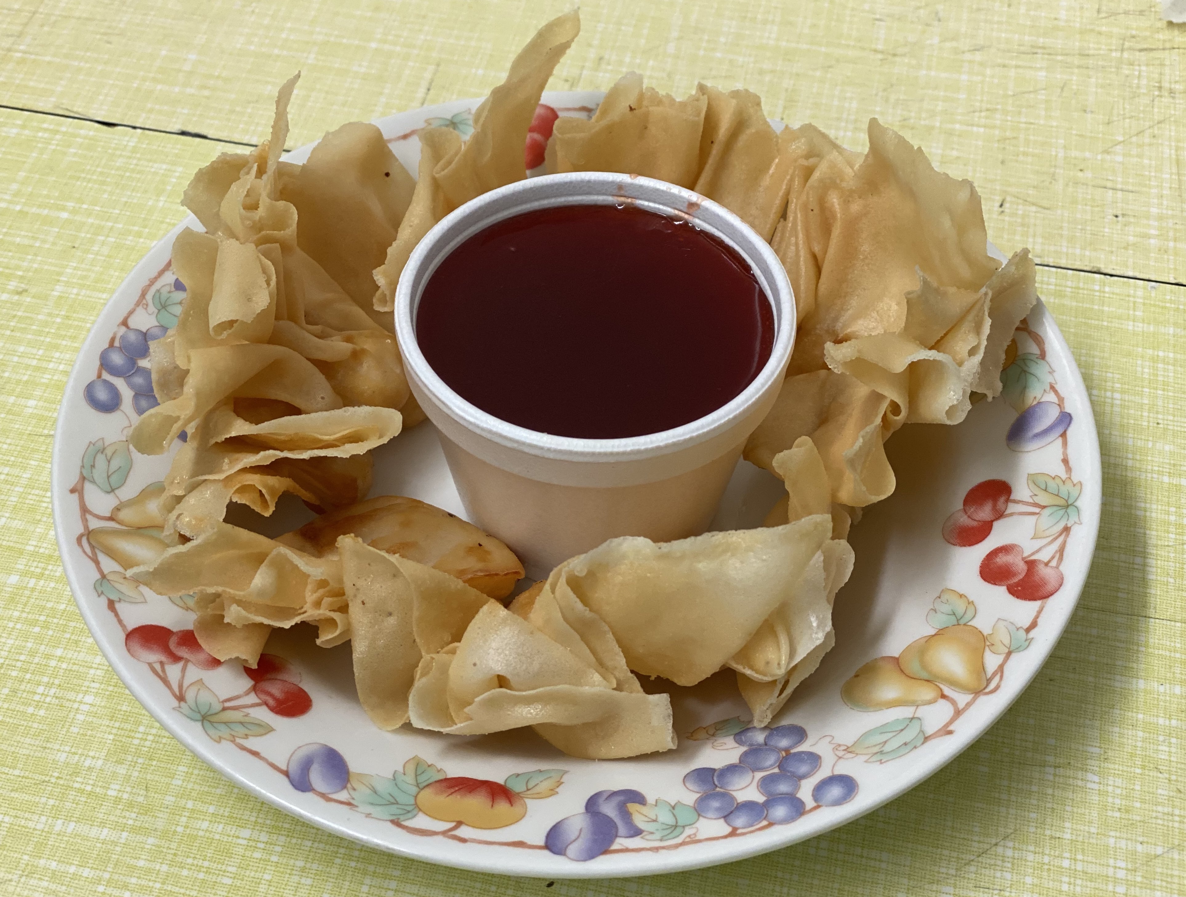 Crispy Won-tons with dipping sauce